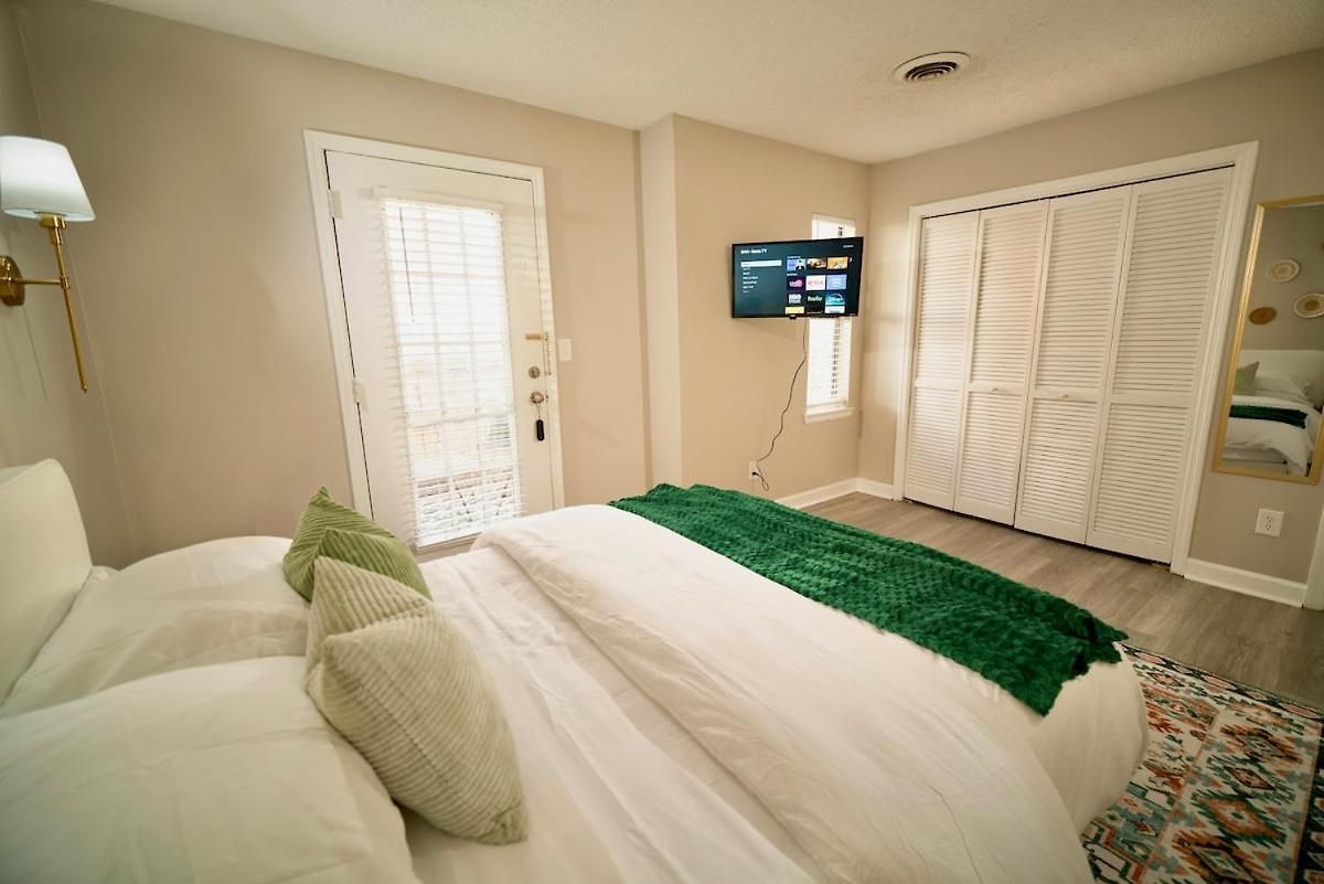 Stylish & Cozy Retreat With Backyard & Parking Holiday home *