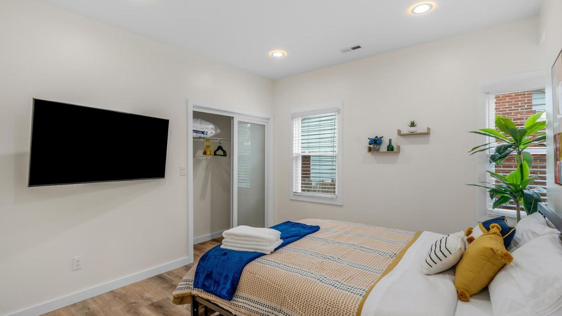 Stylish 4br Haven: Serene Backyard And Fire Pit * Charlotte