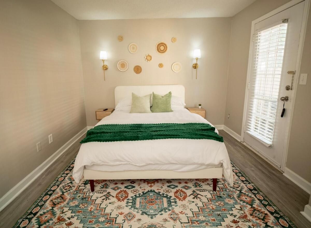 Stylish & Cozy Retreat With Backyard & Parking Holiday home