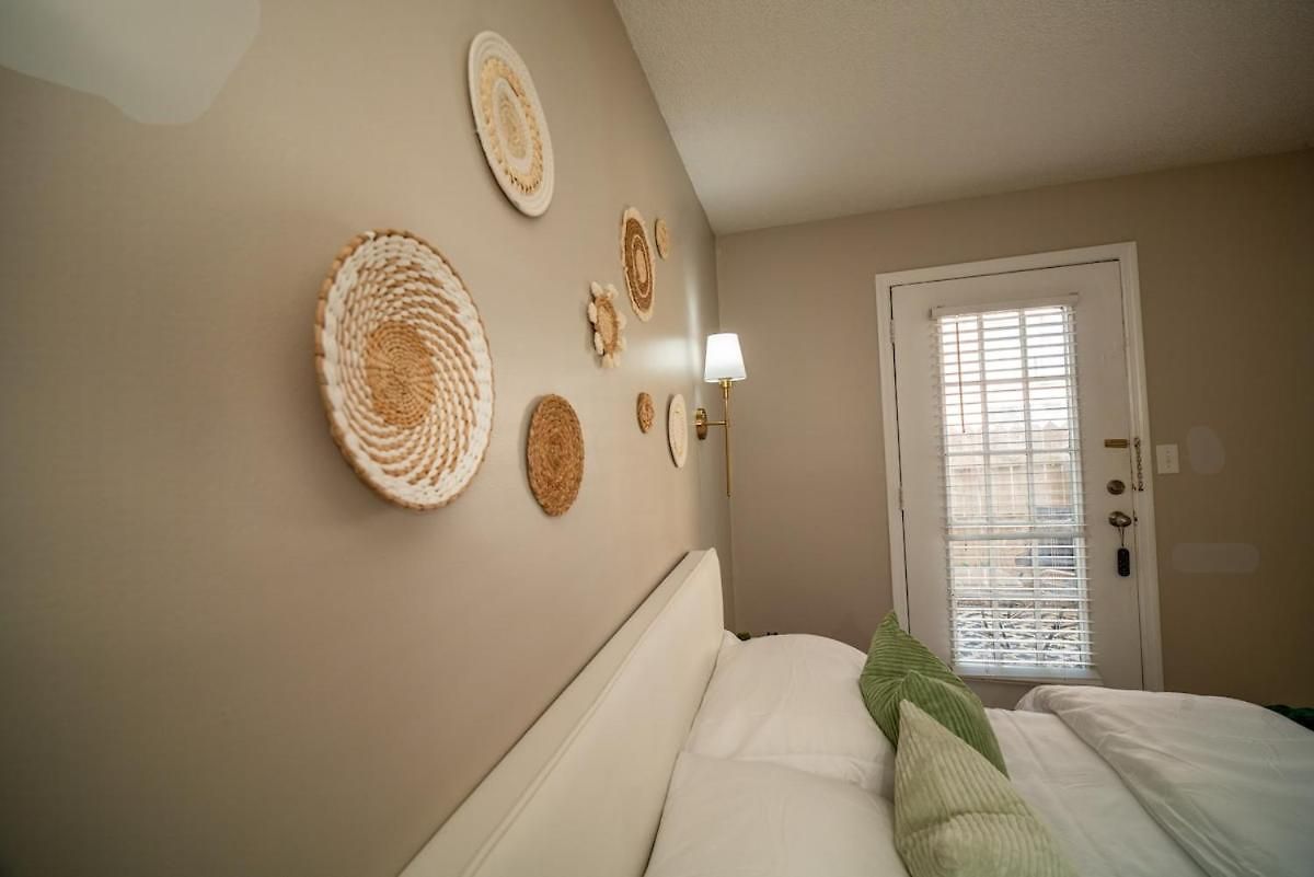 Stylish & Cozy Retreat With Backyard & Parking Holiday home Charlotte
