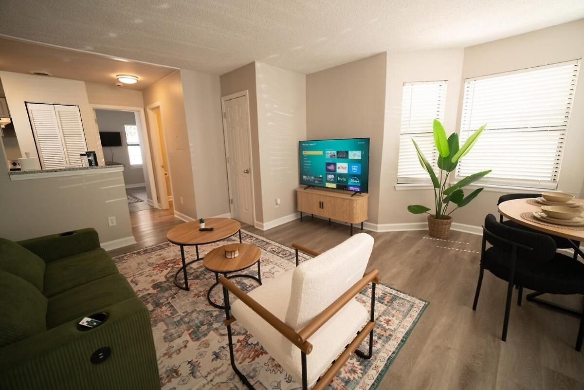 Holiday home Stylish & Cozy Retreat With Backyard & Parking *