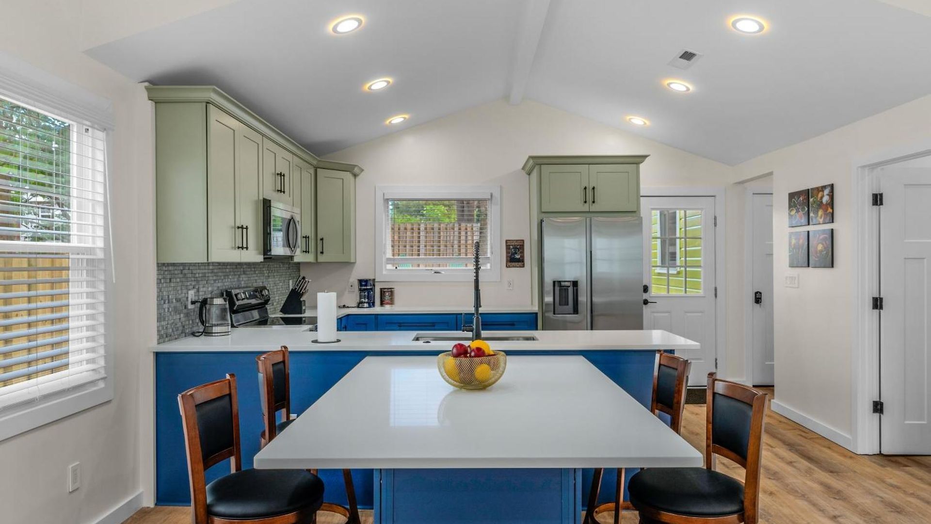 Stylish 4br Haven: Serene Backyard And Fire Pit * Charlotte