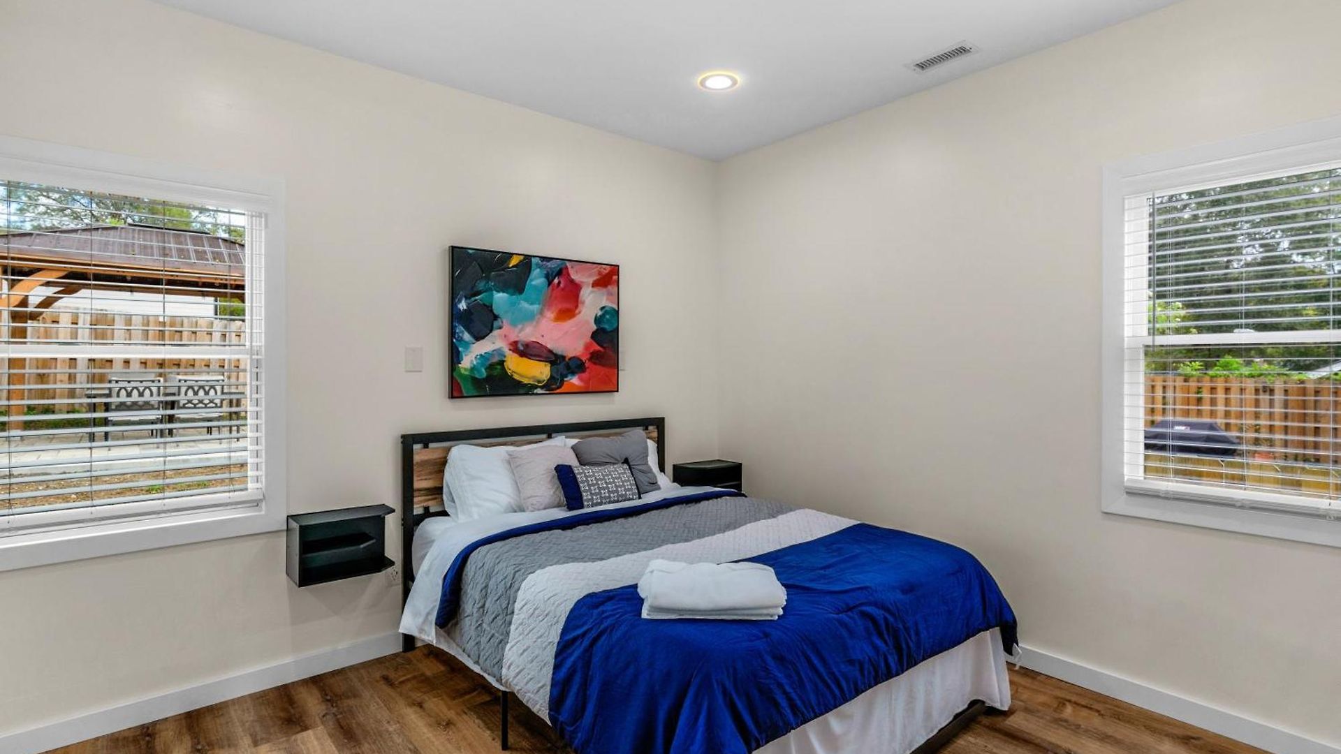 Stylish 4br Haven: Serene Backyard And Fire Pit