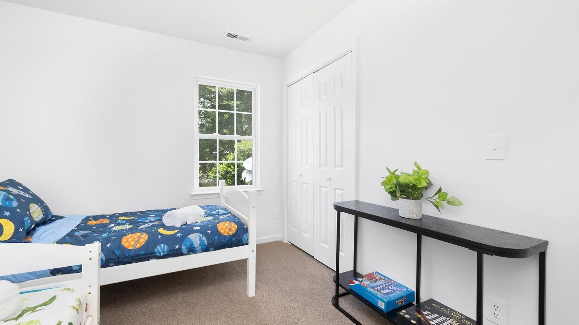 Stylish Queen Getaway In Camp North End *