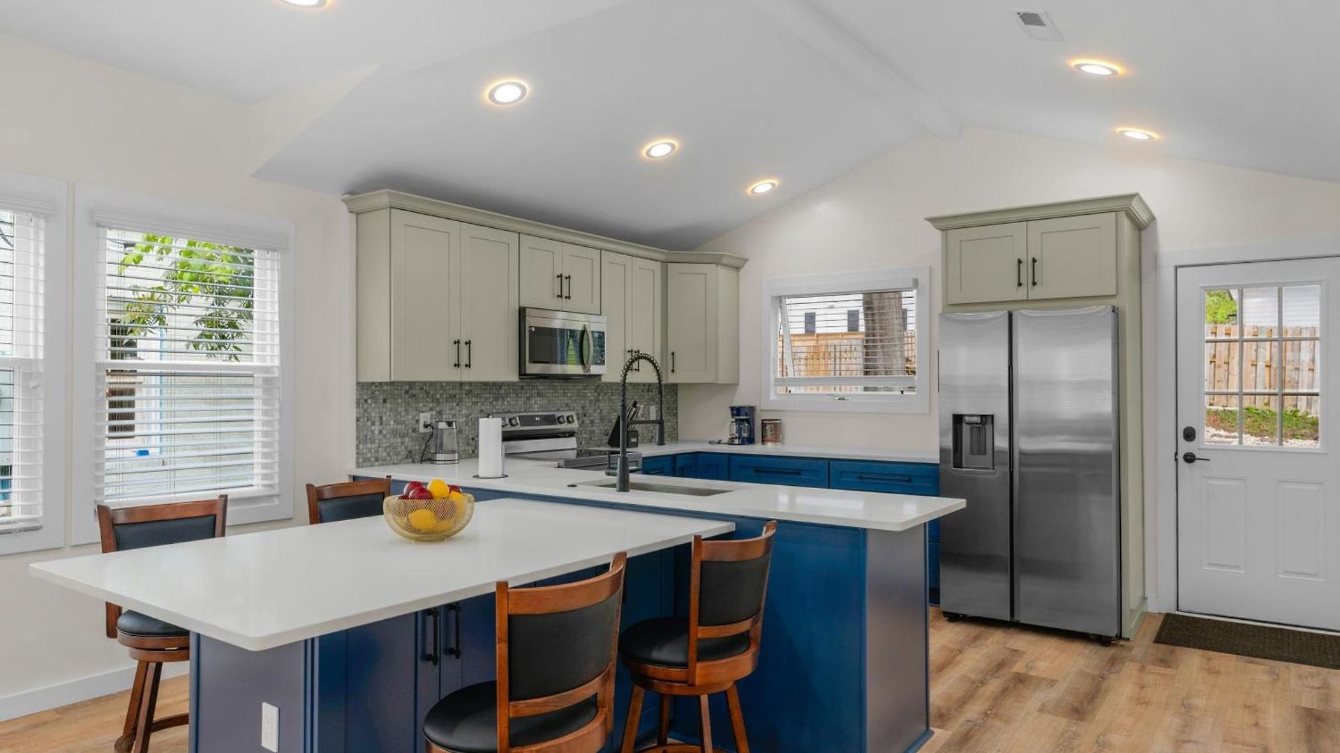 Stylish 4br Haven: Serene Backyard And Fire Pit Holiday home Charlotte