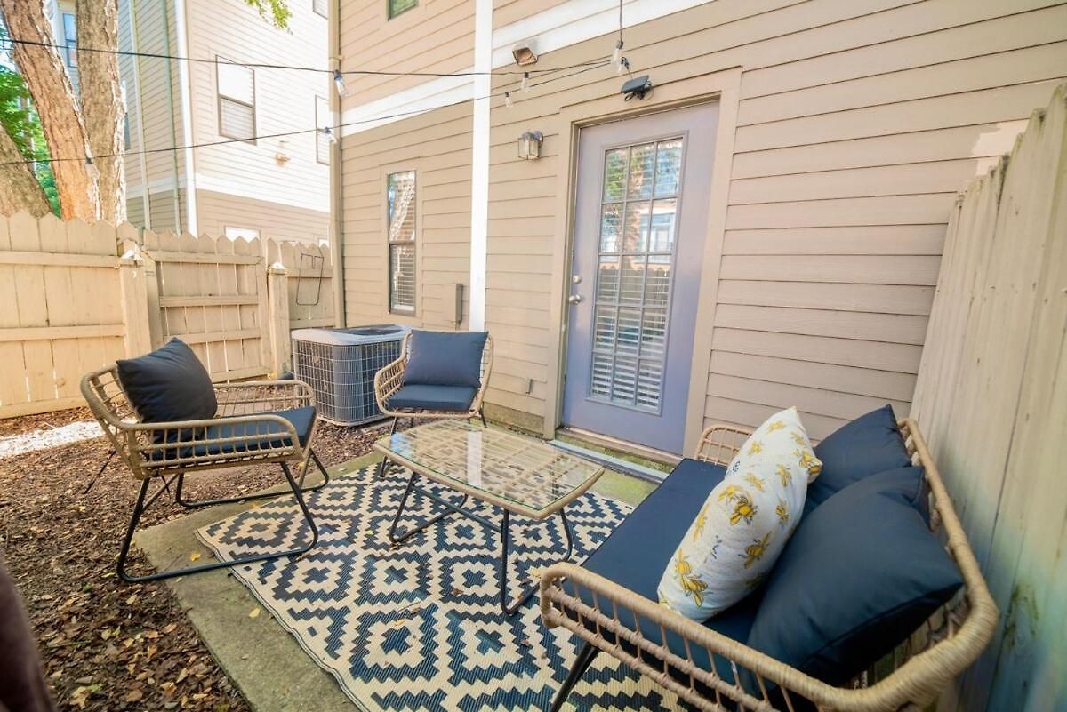 Stylish & Cozy Retreat With Backyard & Parking Holiday home Charlotte