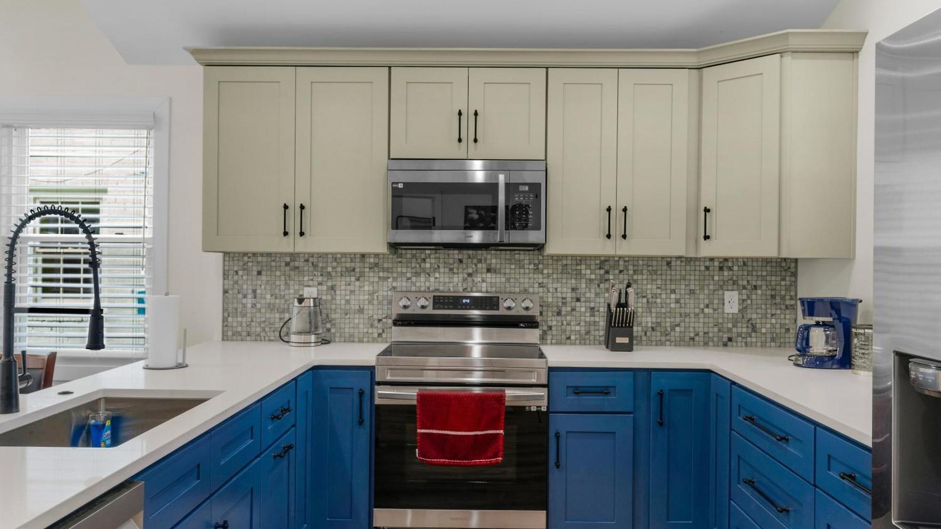 Holiday home Stylish 4br Haven: Serene Backyard And Fire Pit Charlotte