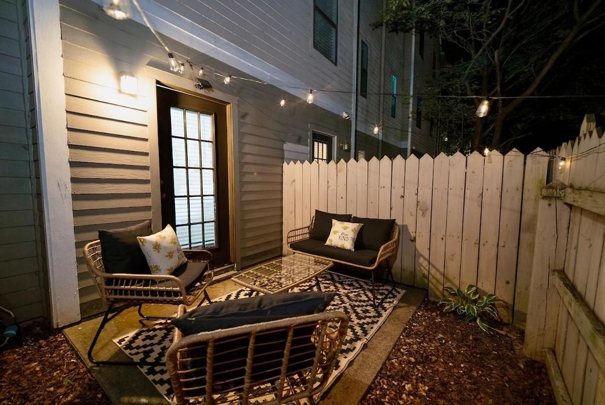 Holiday home Stylish & Cozy Retreat With Backyard & Parking *