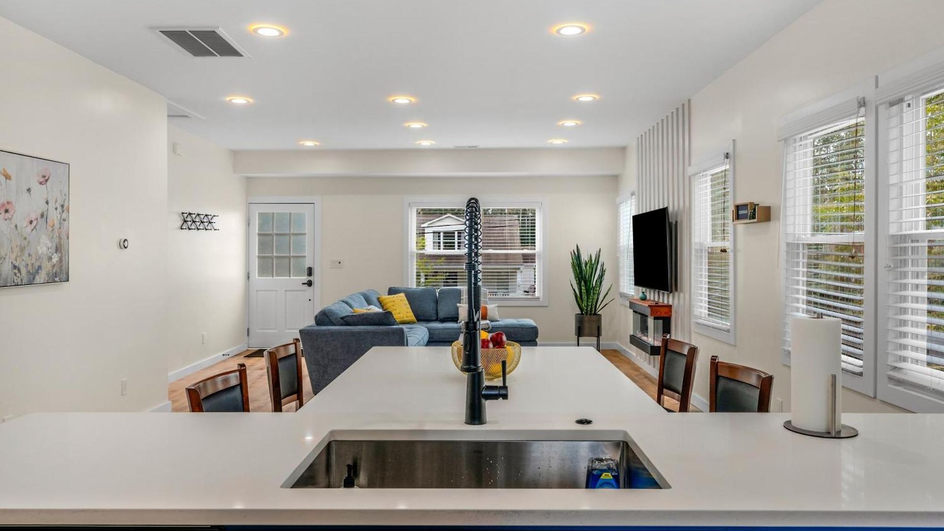 Stylish 4br Haven: Serene Backyard And Fire Pit Charlotte