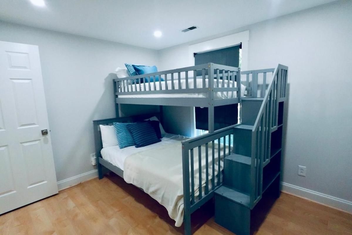 Spacious Dog-friendly Retreat Near Ballantyne Holiday home Charlotte