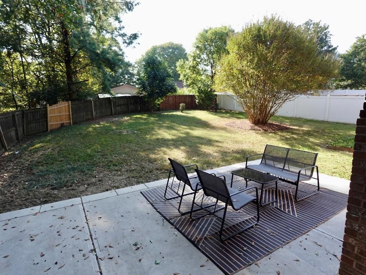 Spacious Dog-friendly Retreat Near Ballantyne Holiday home