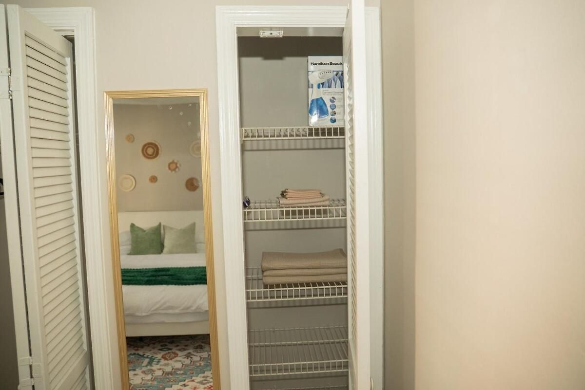 Stylish & Cozy Retreat With Backyard & Parking * Charlotte