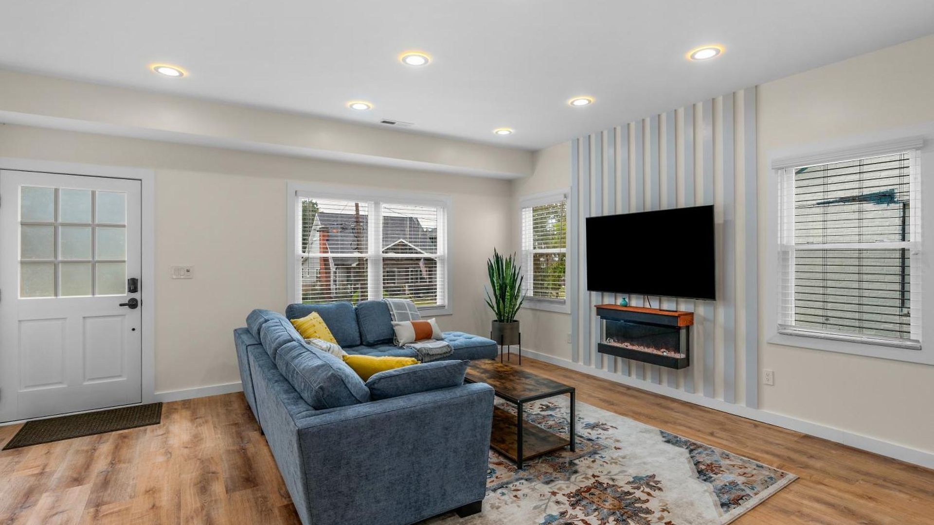 Stylish 4br Haven: Serene Backyard And Fire Pit Charlotte