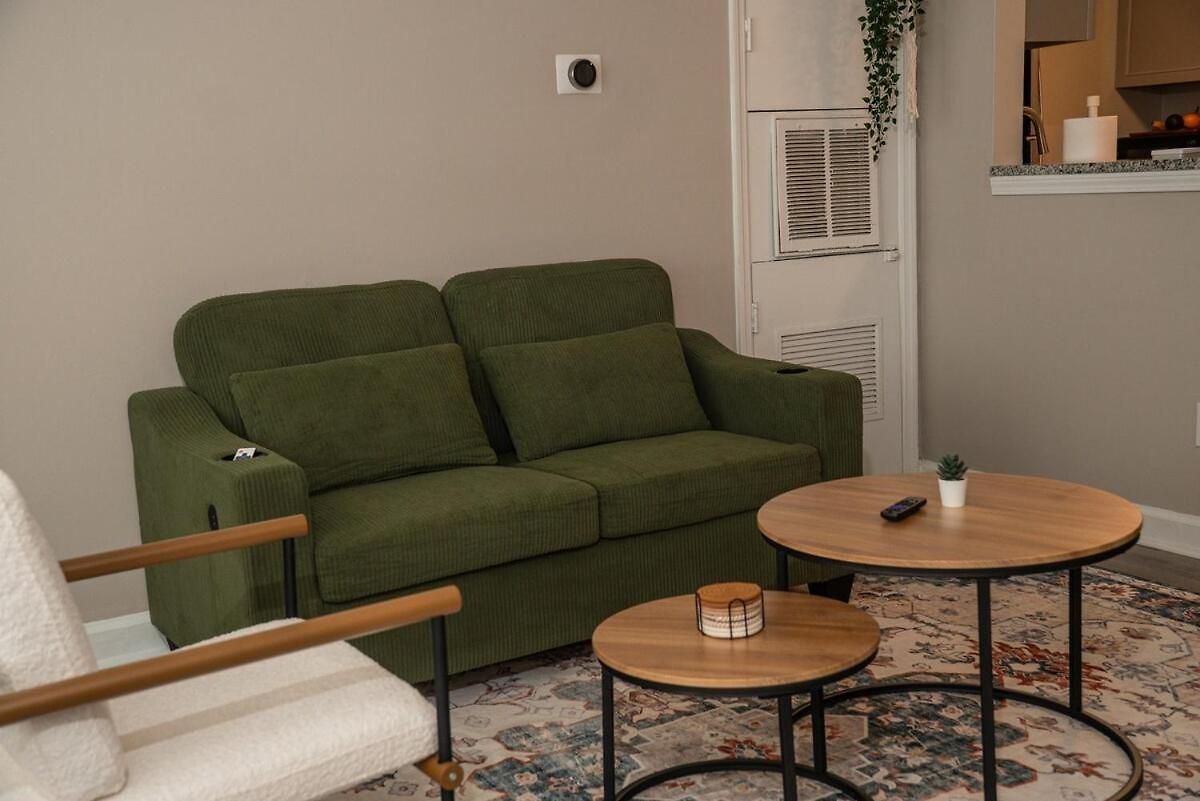 Stylish & Cozy Retreat With Backyard & Parking Charlotte