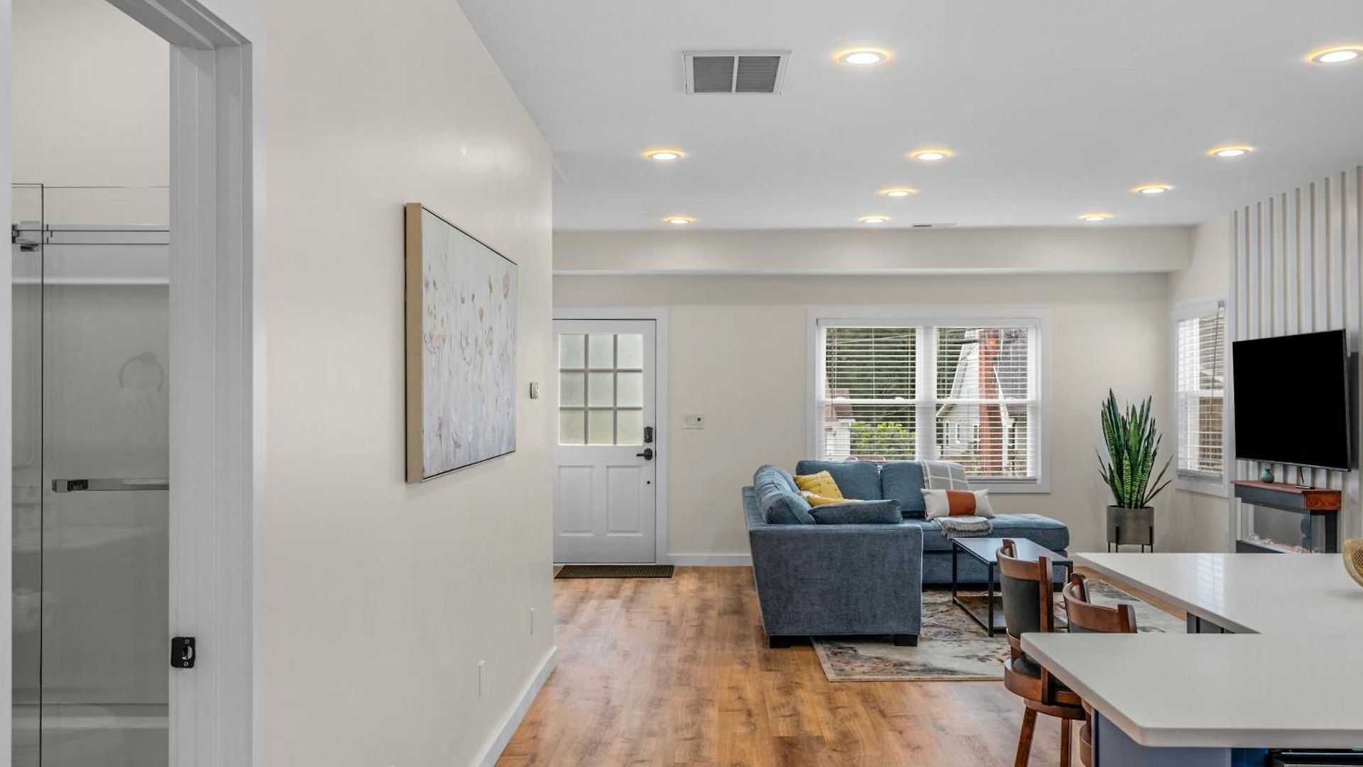 Stylish 4br Haven: Serene Backyard And Fire Pit Charlotte