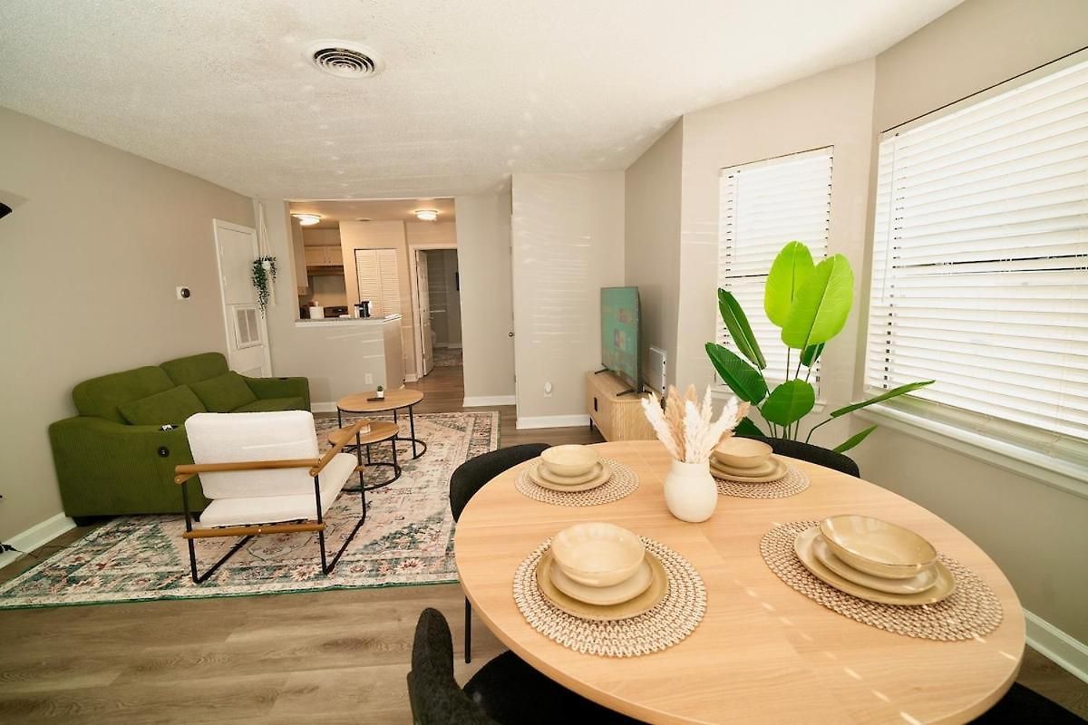 Holiday home Stylish & Cozy Retreat With Backyard & Parking