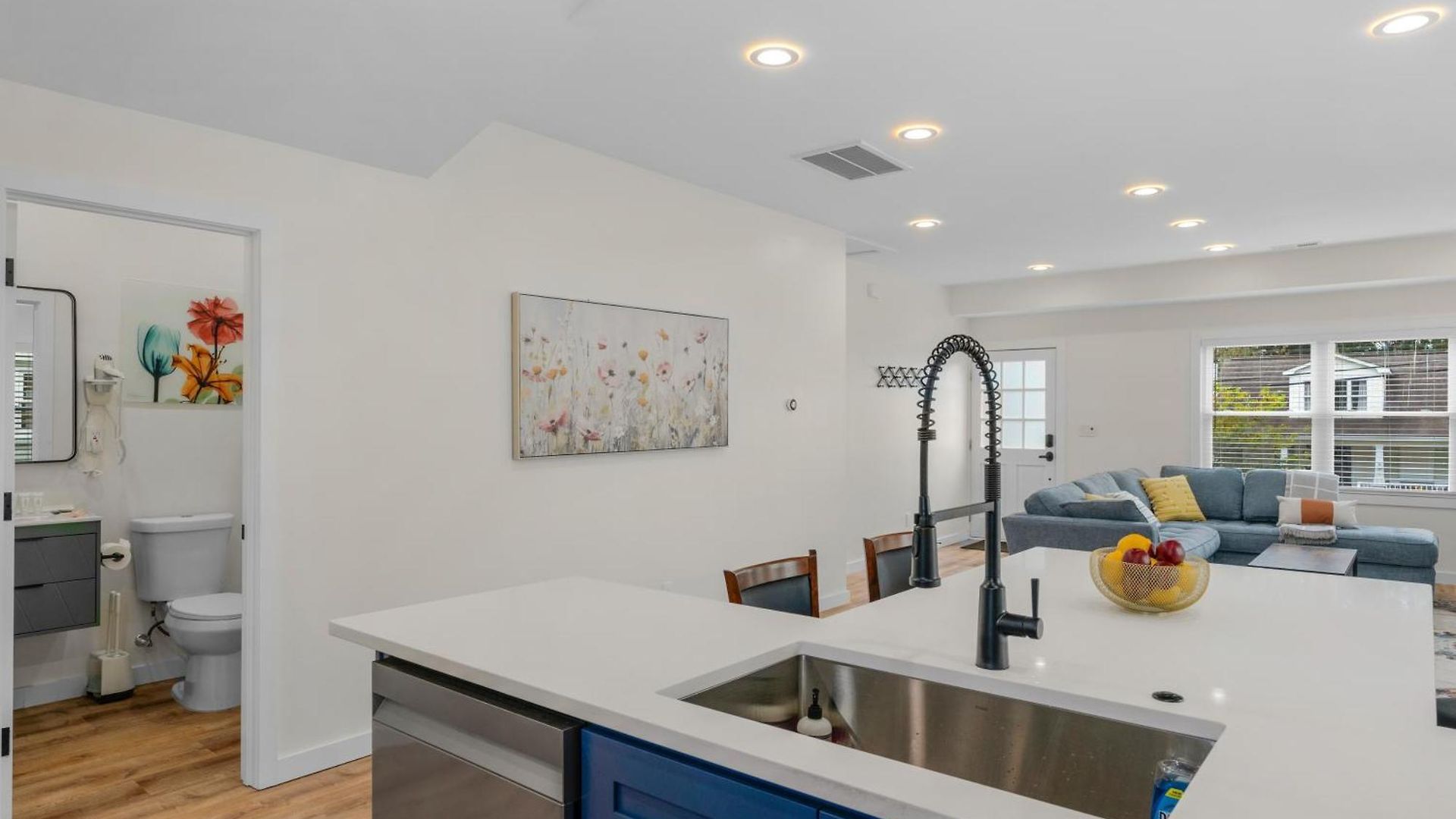 Stylish 4br Haven: Serene Backyard And Fire Pit Charlotte