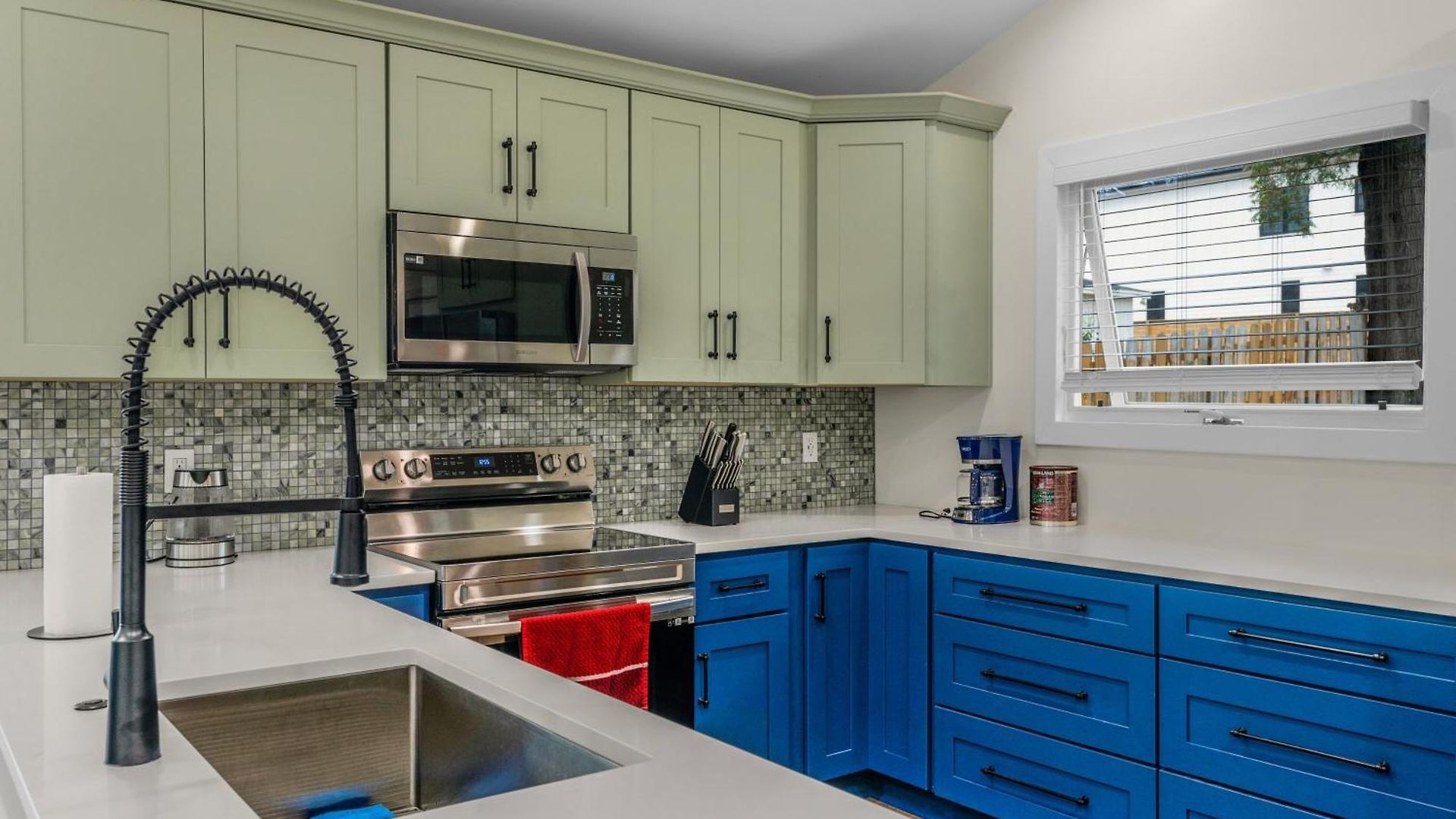 Holiday home Stylish 4br Haven: Serene Backyard And Fire Pit Charlotte