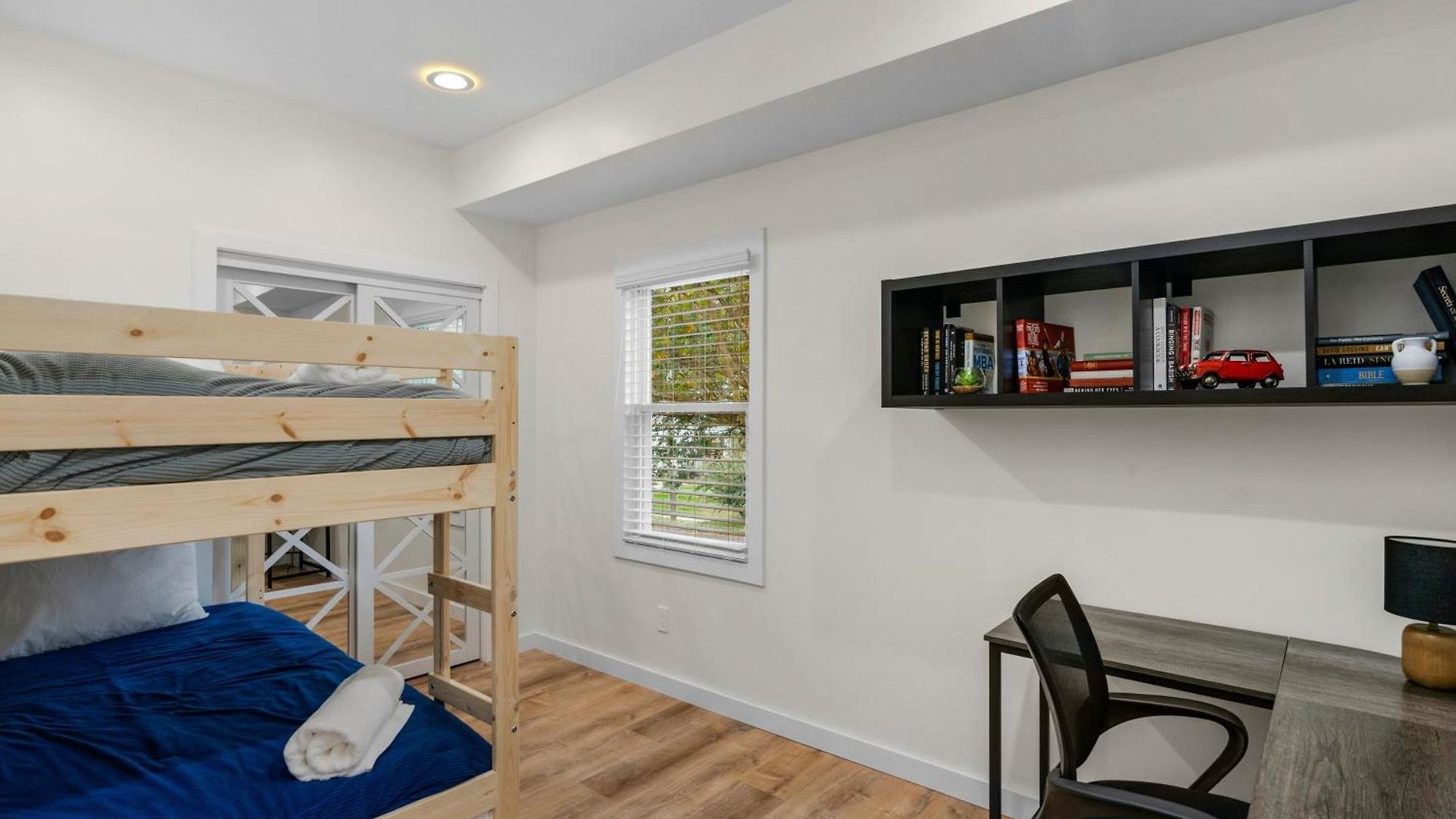 Stylish 4br Haven: Serene Backyard And Fire Pit *