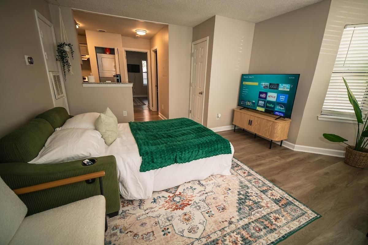 Stylish & Cozy Retreat With Backyard & Parking Charlotte