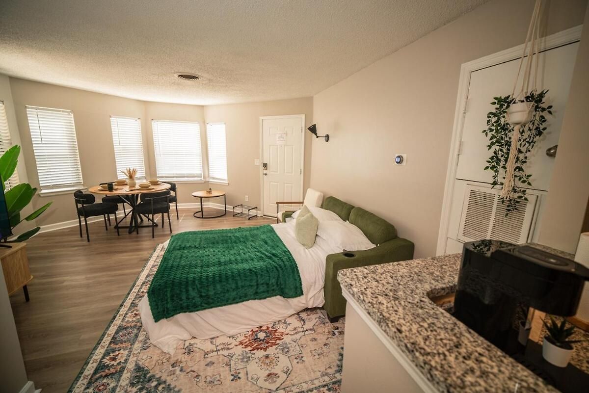 Holiday home Stylish & Cozy Retreat With Backyard & Parking