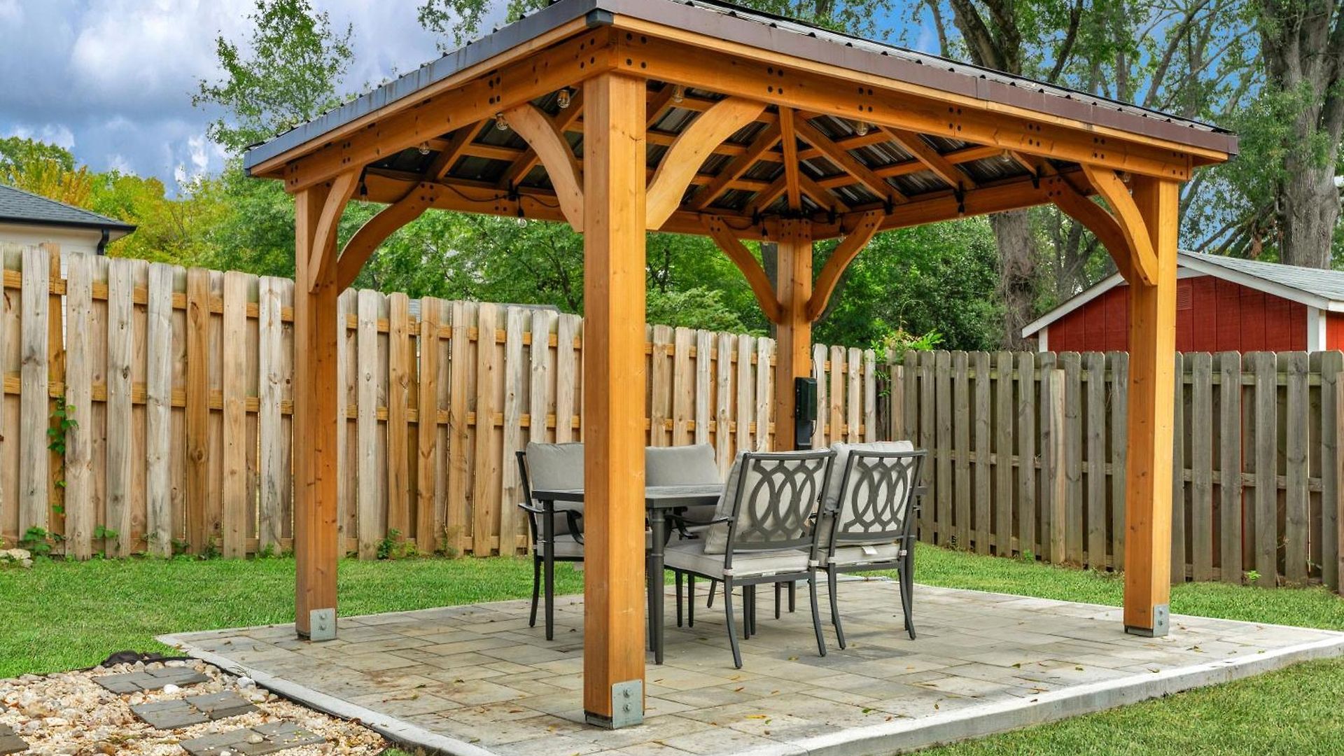 Stylish 4br Haven: Serene Backyard And Fire Pit * Charlotte
