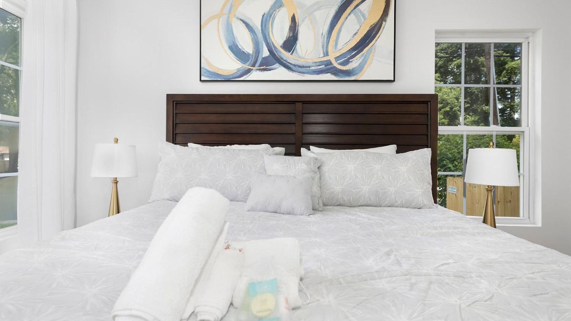 Stylish Queen Getaway In Camp North End Holiday home *