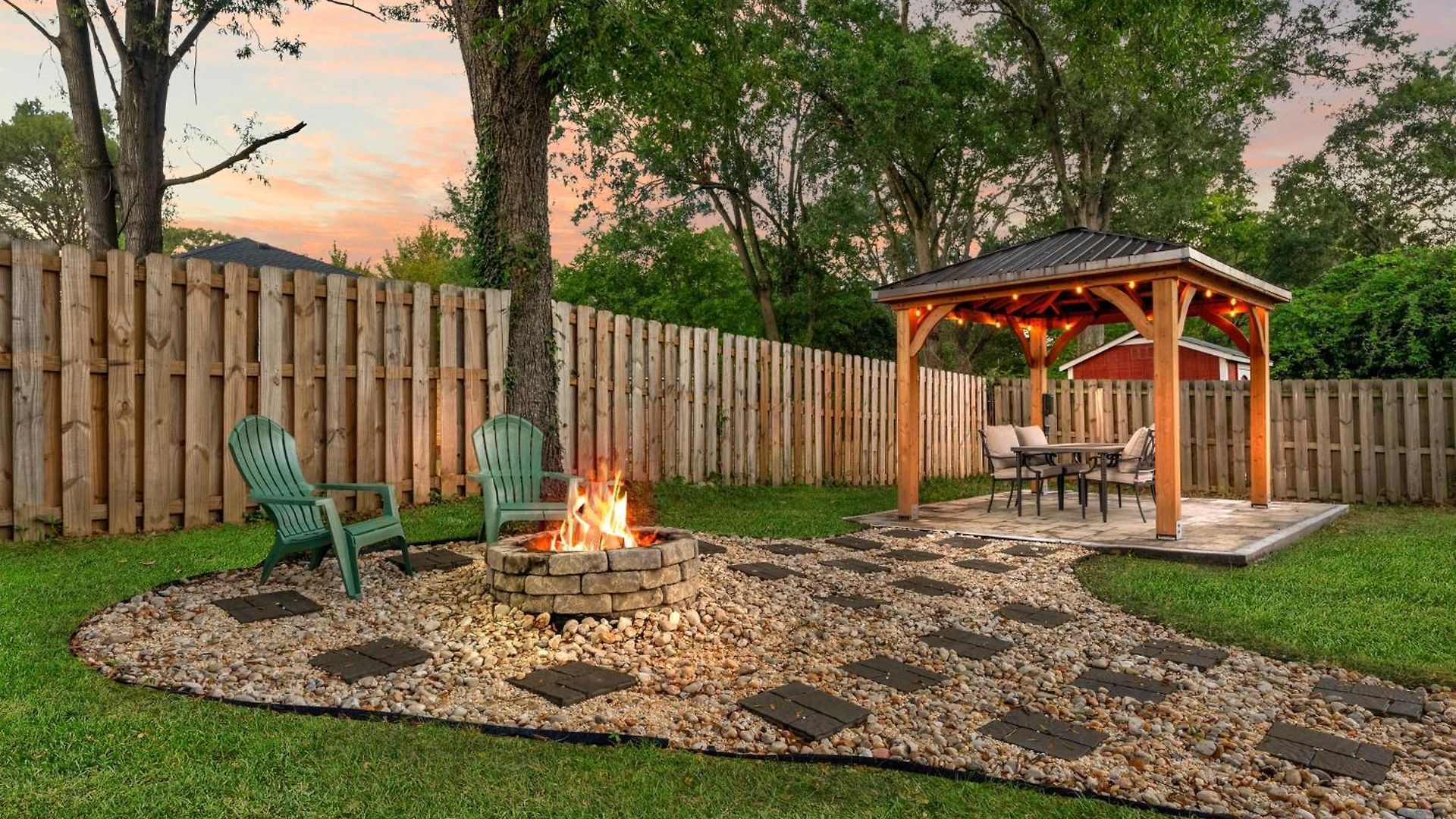 Holiday home Stylish 4br Haven: Serene Backyard And Fire Pit Charlotte