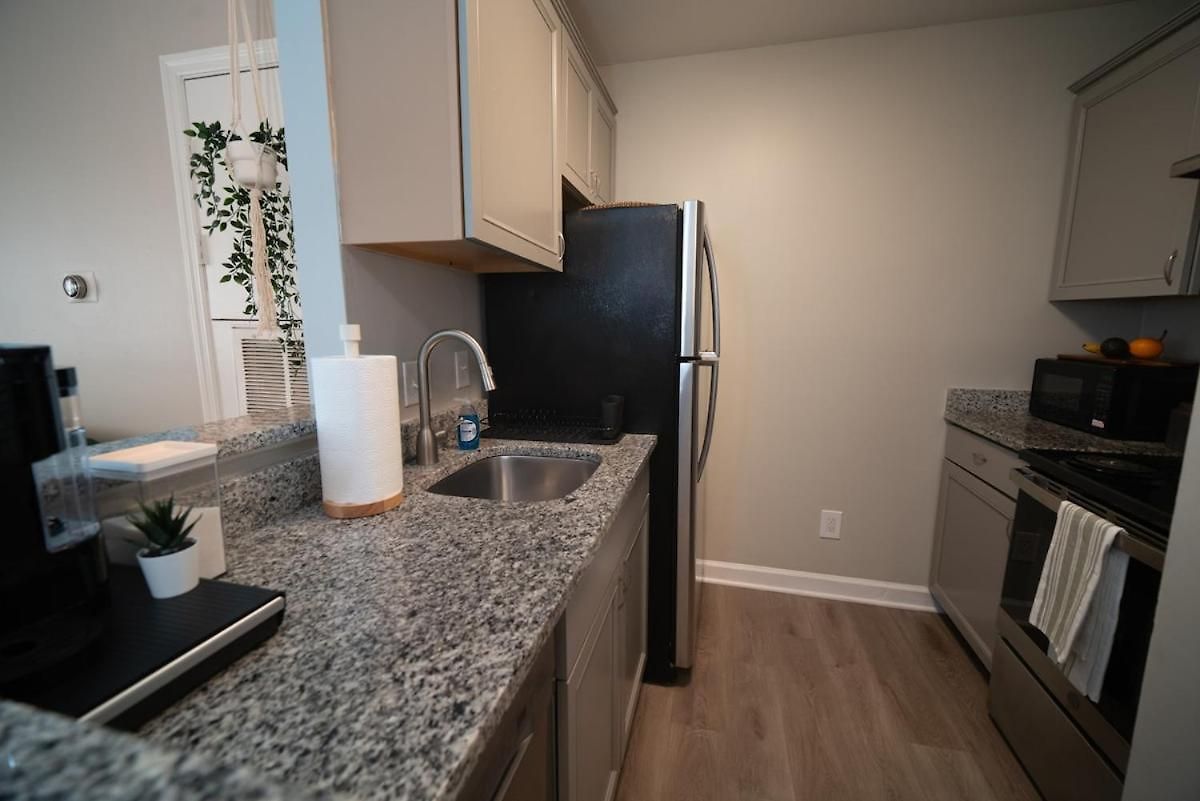 Holiday home Stylish & Cozy Retreat With Backyard & Parking *