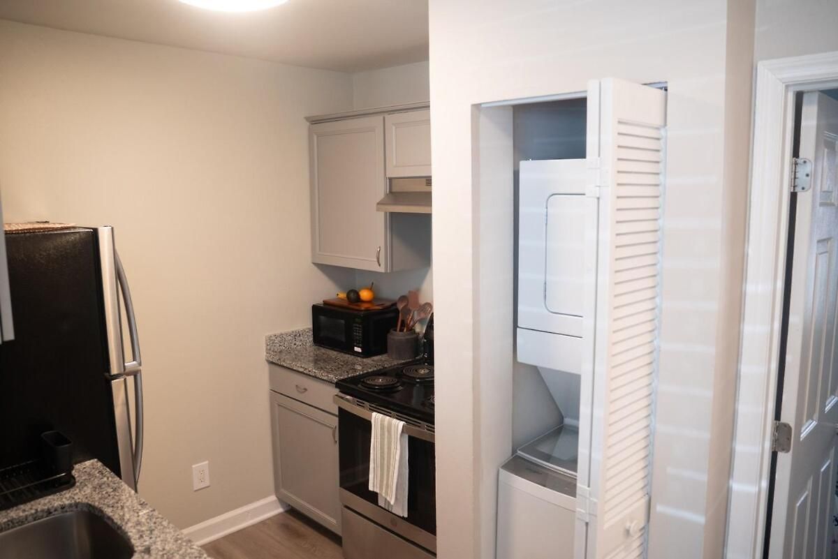 Holiday home Stylish & Cozy Retreat With Backyard & Parking Charlotte