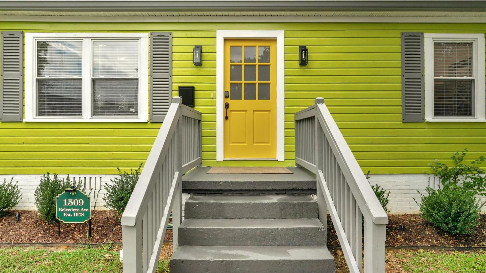 Stylish 4br Haven: Serene Backyard And Fire Pit