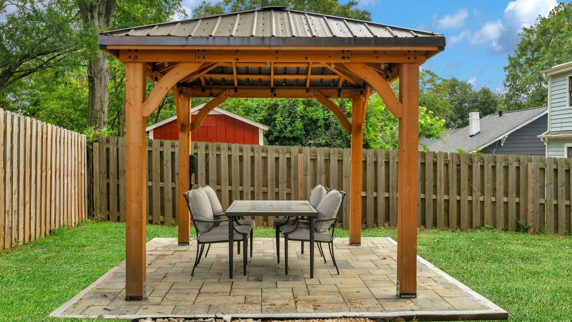 Stylish 4br Haven: Serene Backyard And Fire Pit Holiday home
