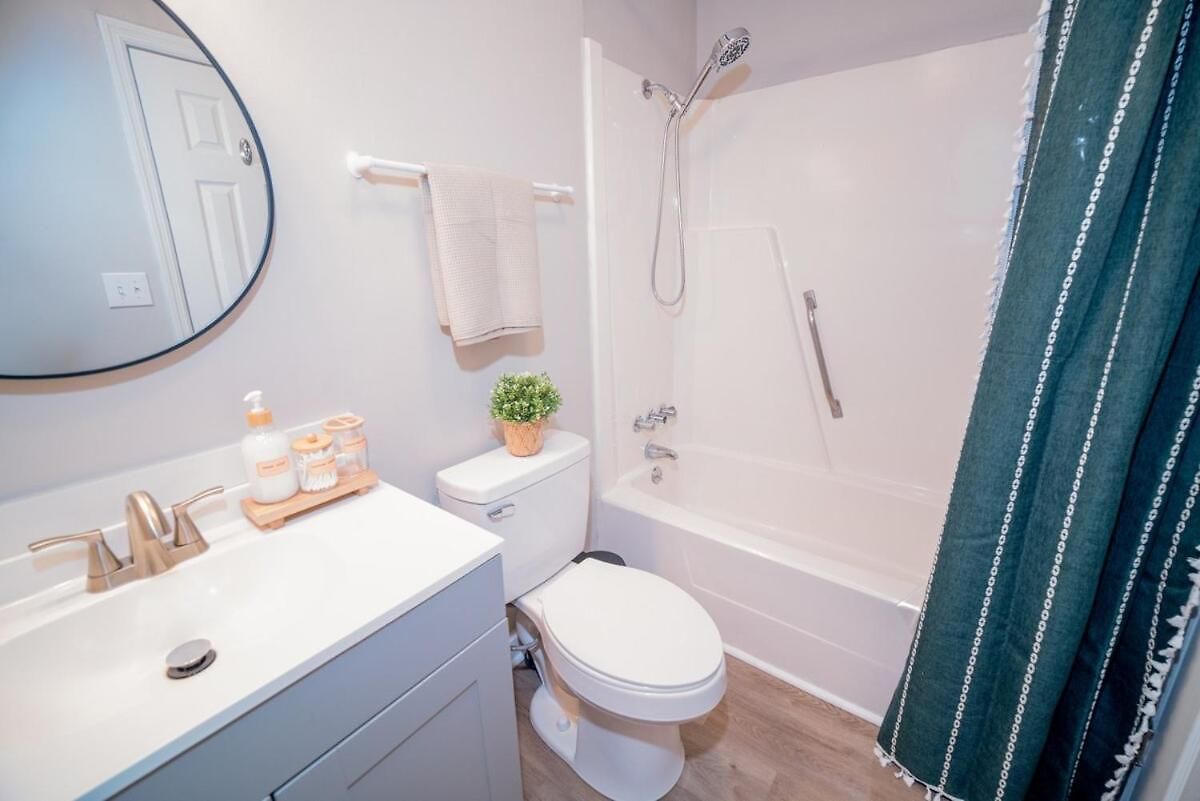 Stylish & Cozy Retreat With Backyard & Parking Charlotte