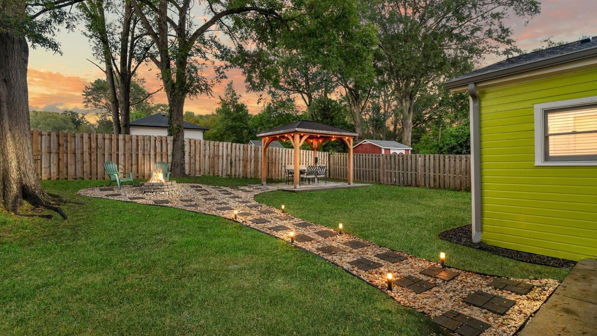 Holiday home Stylish 4br Haven: Serene Backyard And Fire Pit *