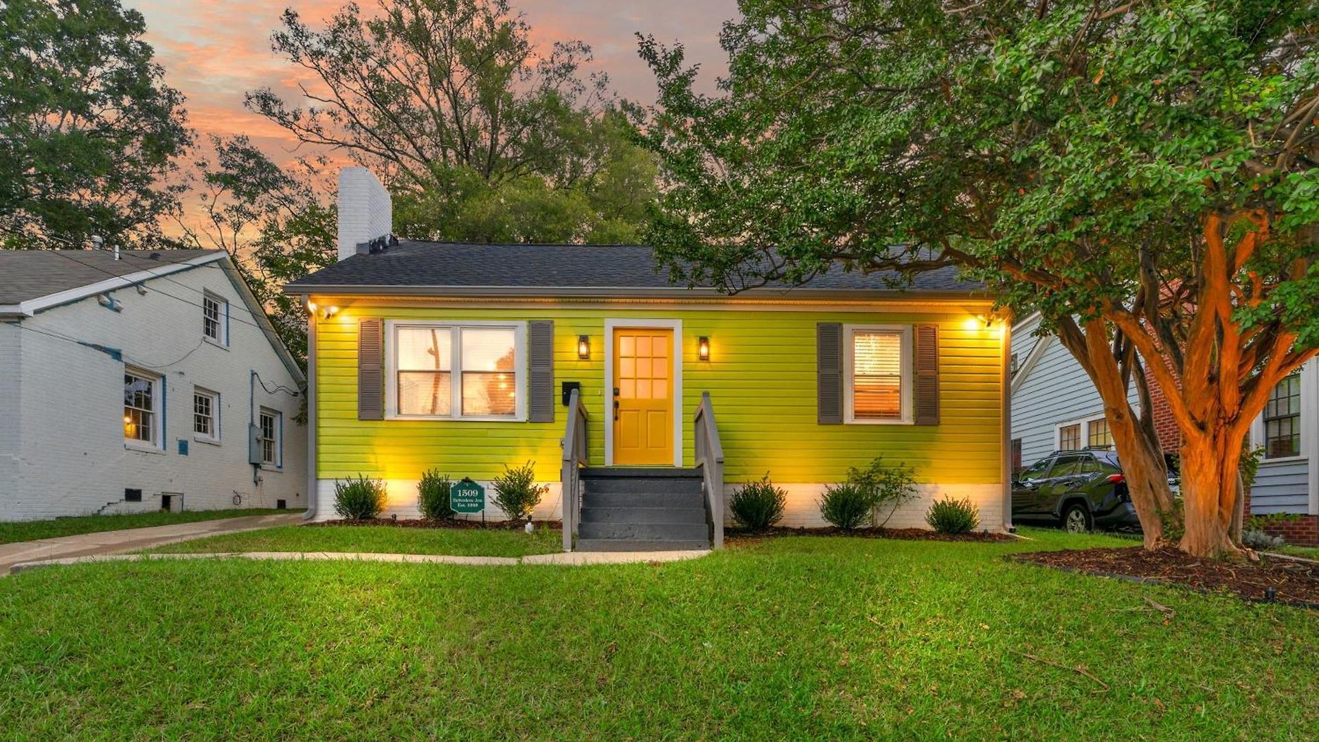 Holiday home Stylish 4br Haven: Serene Backyard And Fire Pit Charlotte