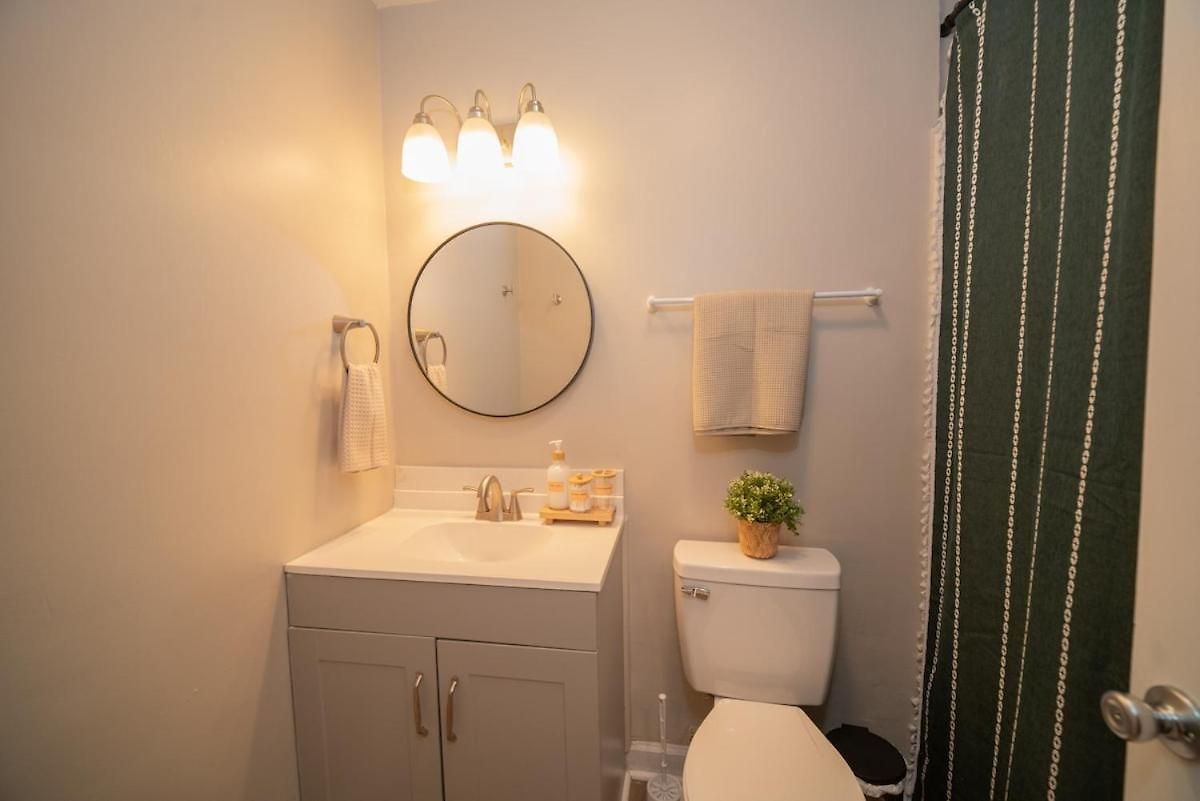 Holiday home Stylish & Cozy Retreat With Backyard & Parking Charlotte