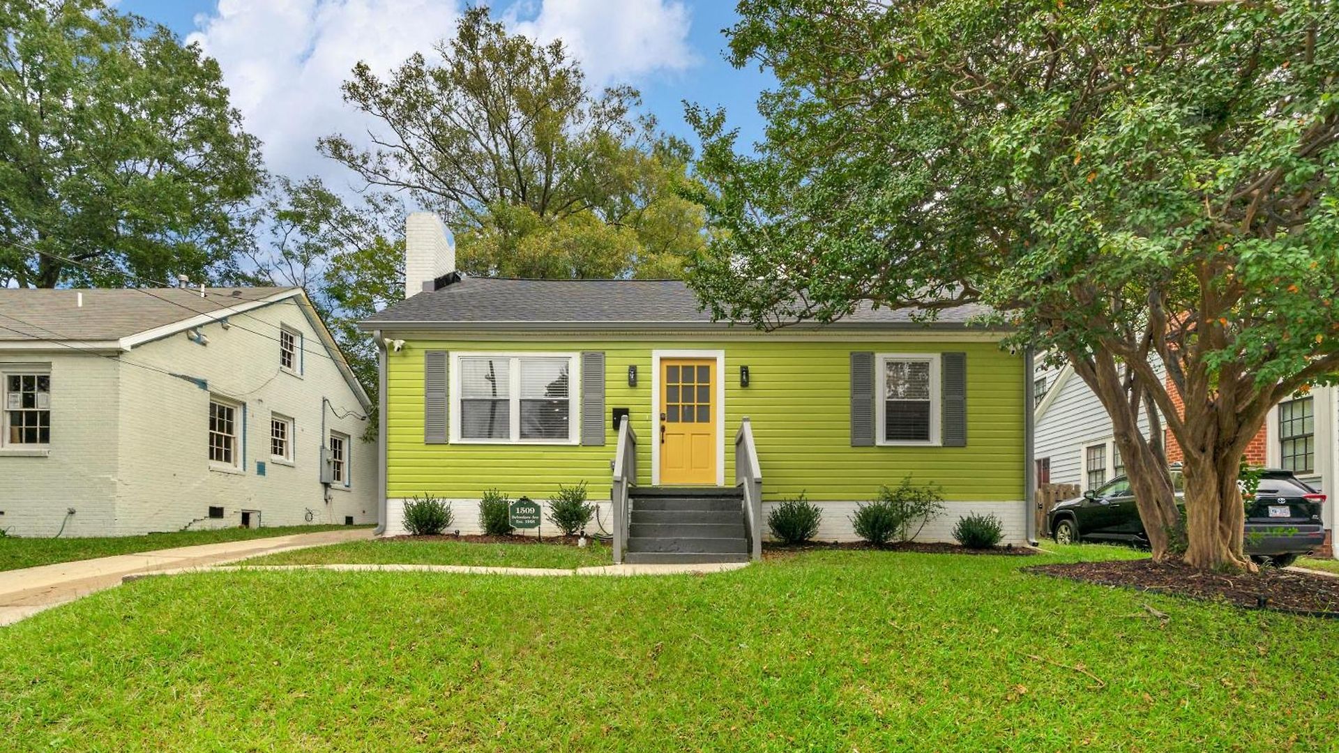 Stylish 4br Haven: Serene Backyard And Fire Pit Charlotte