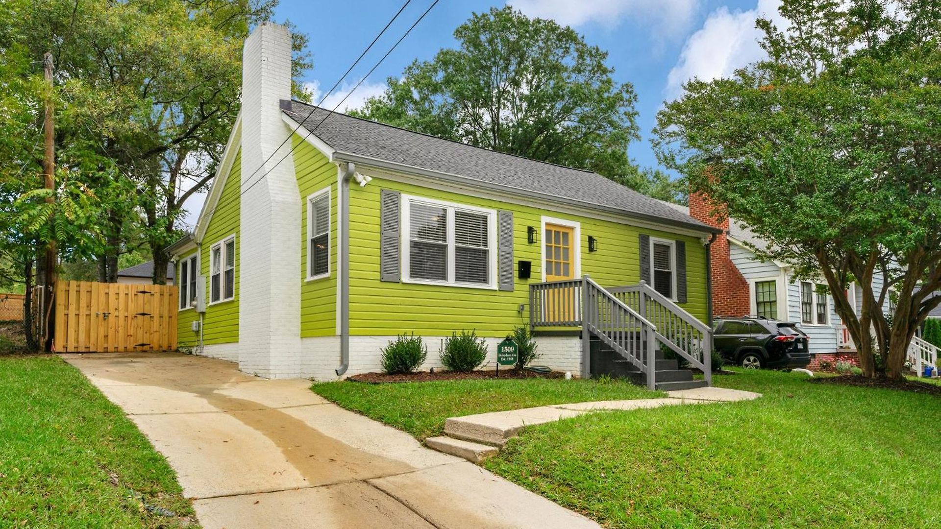 Holiday home Stylish 4br Haven: Serene Backyard And Fire Pit Charlotte
