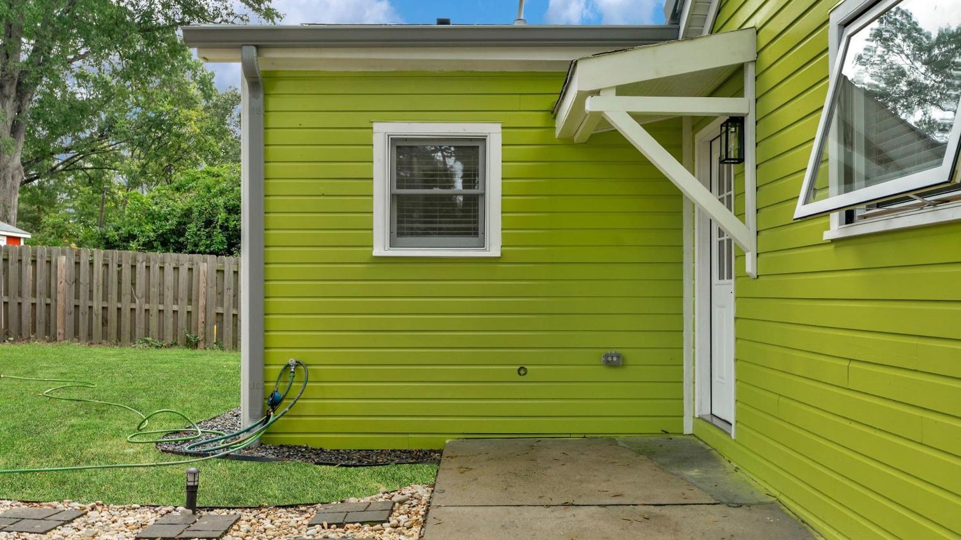 Stylish 4br Haven: Serene Backyard And Fire Pit Holiday home Charlotte