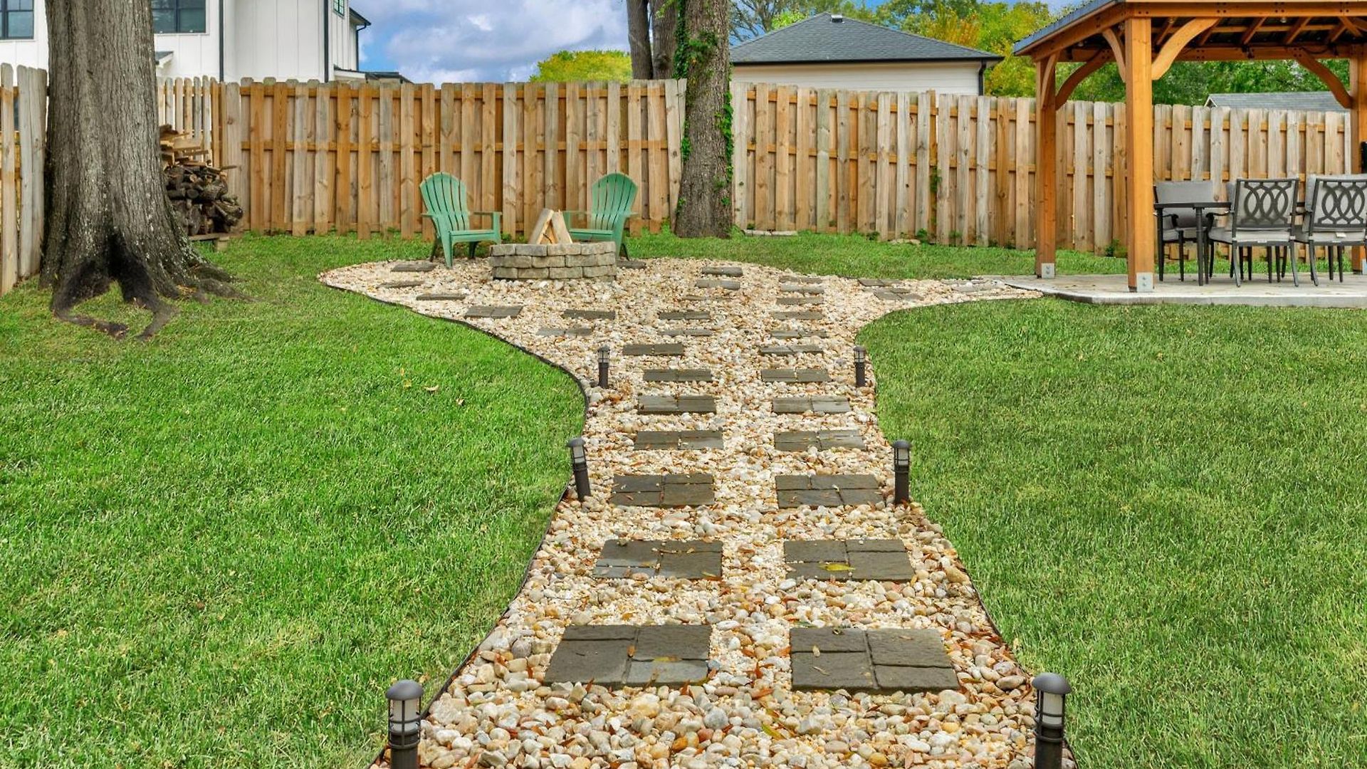 Stylish 4br Haven: Serene Backyard And Fire Pit *