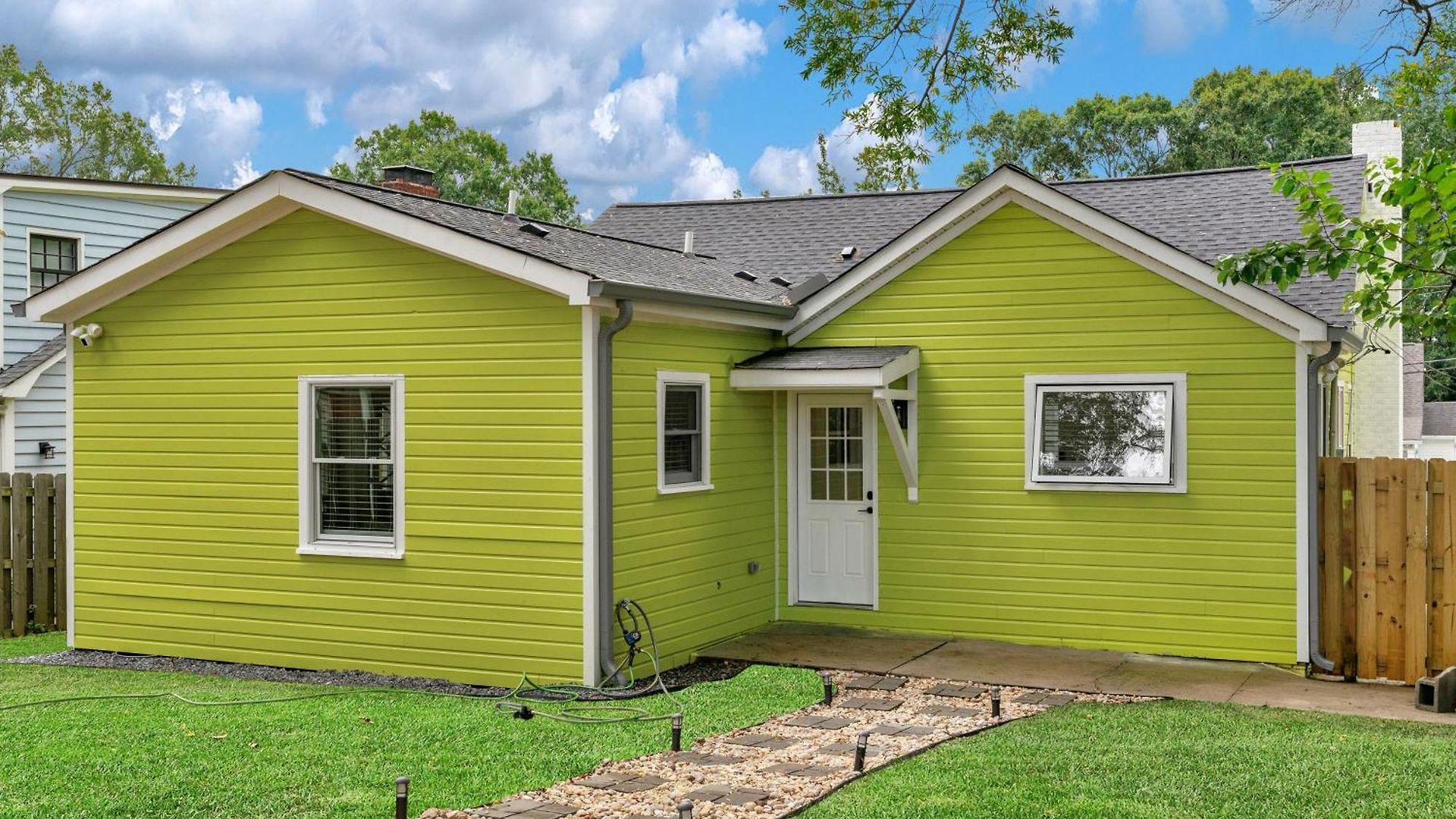 Stylish 4br Haven: Serene Backyard And Fire Pit
