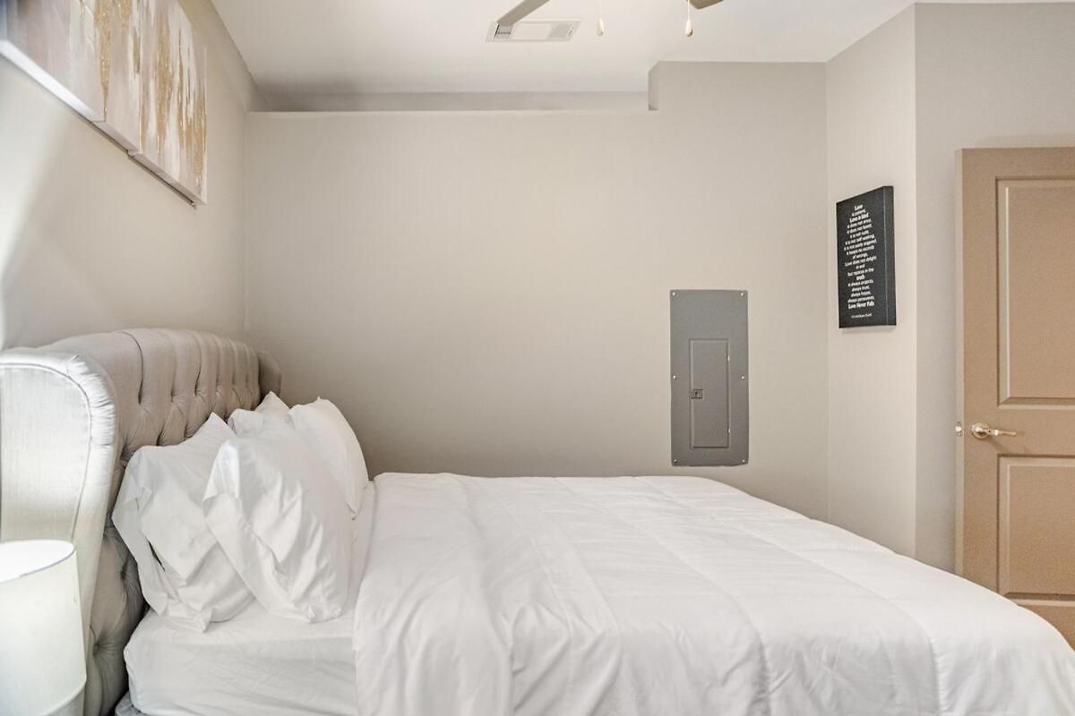 Cozy Uptown With Gym And Swimming Pool