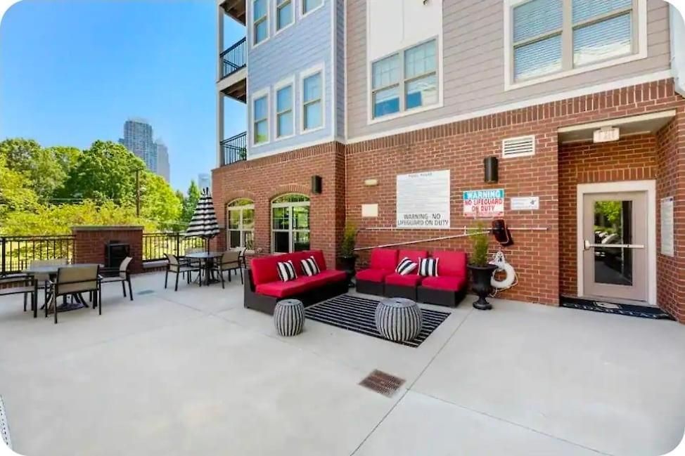 Gorgeous Uptown With Pool *