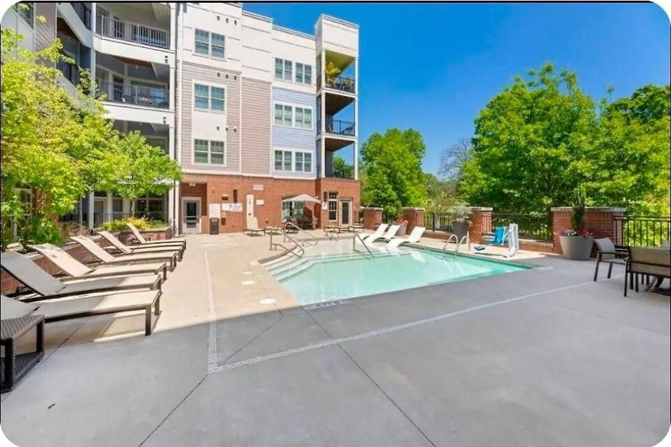 Gorgeous Uptown With Pool