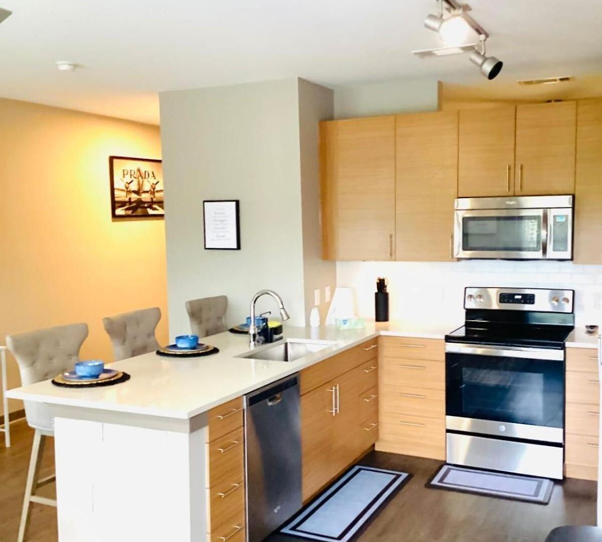 Cozy Uptown With Gym And Swimming Pool Apartment *
