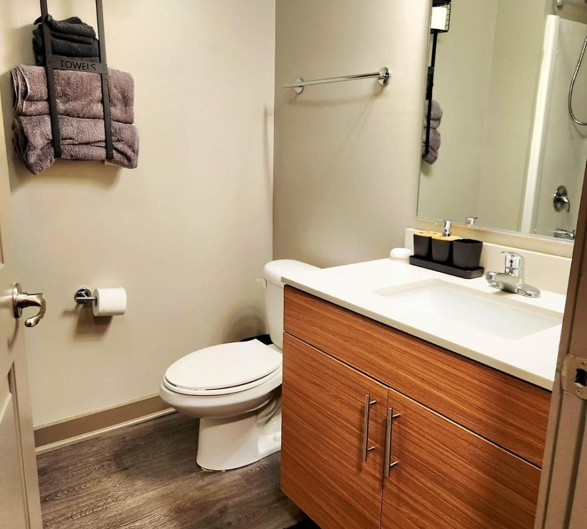 Cozy Uptown With Gym And Swimming Pool Apartment *