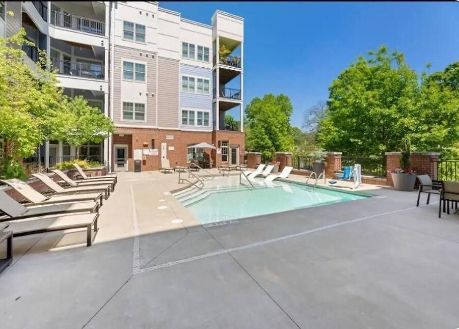 Cozy Uptown With Gym And Swimming Pool