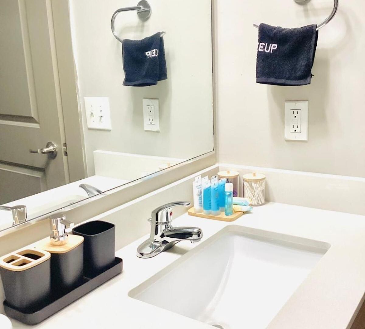 Cozy Uptown With Gym And Swimming Pool Apartment