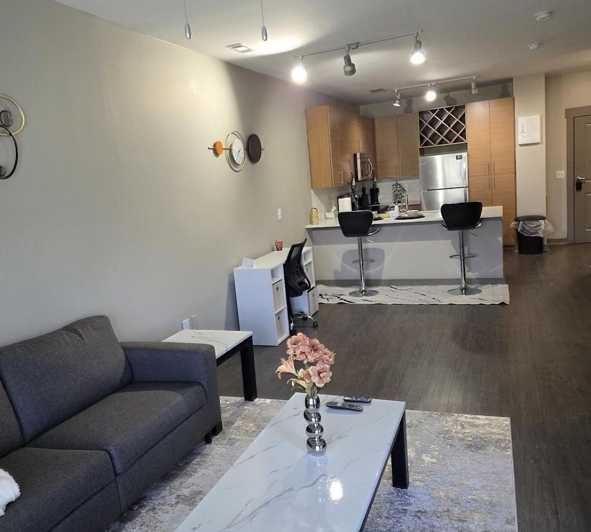 Apartment Gorgeous Uptown With Pool
