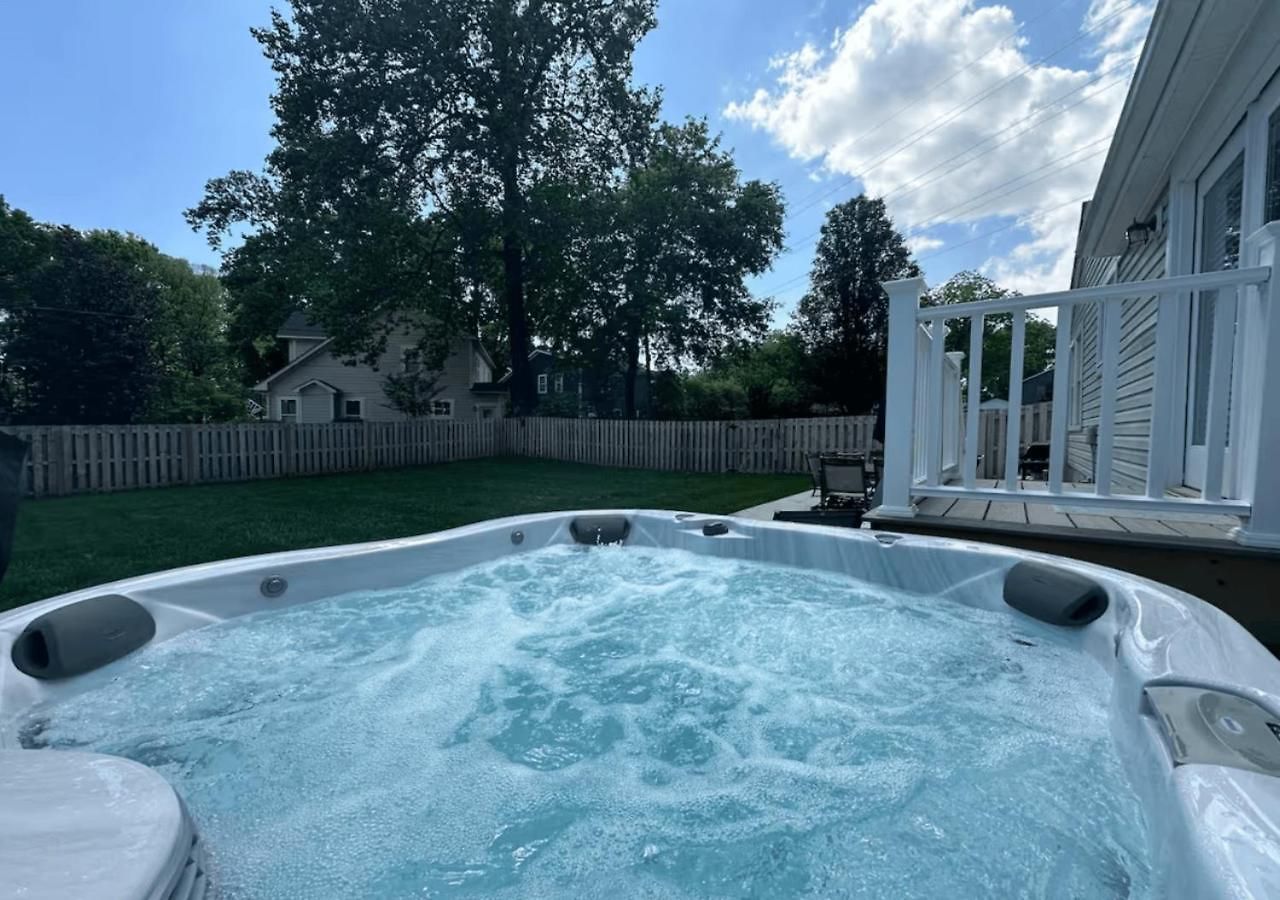 Stylish Noda Gem Hot Tub, Games And Walk To Dining Holiday home